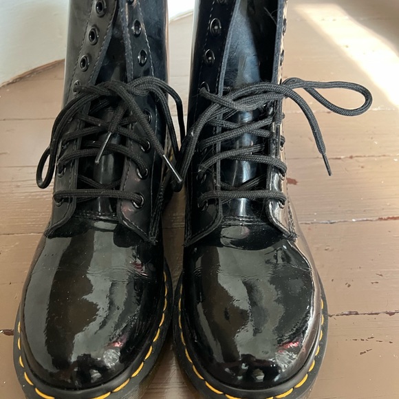 Dr. Martens Women's 7 - Picture 2 of 5
